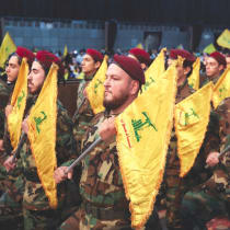 MIEMBROS DE HEZBOLLAH sostienen banderas durante una manifestación con motivo del Día Anual de los Mártires de Hizbolá, en los suburbios del sur de Beirut, el mes pasado.