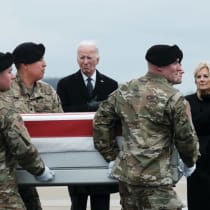  El PRESIDENTE DE EE.UU., Joe Biden, asiste a la ceremonia celebrada la semana pasada en la base aérea de Dover (Delaware) para el traslado digno de los restos mortales de tres militares estadounidenses muertos en Jordania en un ataque con drones perpetrado por terroristas apoyados por Irán.