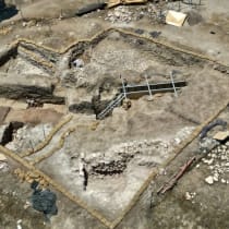  Vista aérea que muestra la plaza cubierta de piedra que se excavará en el futuro para acceder al pasadizo con la bóveda de ménsulas, Tel Shimron.