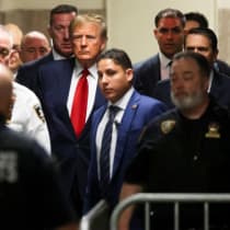  El expresidente de Estados Unidos, Donald Trump, llega el día de una audiencia judicial por cargos de falsificación de registros comerciales para encubrir un pago de dinero de silencio a una estrella porno antes de las elecciones de 2016, en la Corte Suprema del Estado de Nueva York en el distrito 