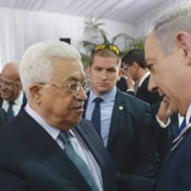  El PRIMER MINISTRO Benjamín Netanyahu y el jefe de la AP, Mahmud Abás, se dan la mano en el funeral de Shimon Peres en el monte Herzl, en Jerusalén, en 2016.