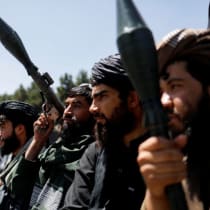  Combatientes talibanes celebran el segundo aniversario de la caída de Kabul en una calle cercana a la embajada estadounidense en Kabul, Afganistán, 15 de agosto de 2023.