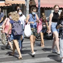 Israelíes caminan por las calles de Tel Aviv, el 6 de julio de 2021.