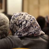  Una mujer judía y otra musulmana se abrazan en la Muqata'a de Ramala