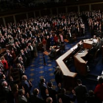  Miembros del 118º Congreso levantan la mano derecha mientras prestan juramento para servir en la Cámara de Representantes de EE.UU. en el cuarto día del Congreso en el Capitolio de EE.UU. en Washington, EE.UU., 7 de enero de 2023.