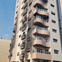  Una vista muestra un edificio dañado después de que, según informes de los medios de comunicación estatales sirios, varios misiles israelíes impactaran en un edificio residencial en el distrito de Kafr Sousa, Damasco, Siria 21 de febrero de 2024.