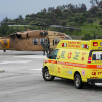  Un helicóptero militar evacua a heridos del centro médico Ziv en Tzfat, tras ser heridos hoy por un misil disparado por la organización terrorista Hezbolá a una base militar en Tzfat , 14 de febrero de 2024. Foto de Ayal Margolin/Flash90