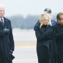 El PRESIDENTE DE EE.UU. Joe Biden y la Primera Dama Dra. Jill Biden asisten al digno traslado, a principios de este mes en la Base Aérea de Dover (Delaware), de los restos mortales de tres militares estadounidenses muertos en Jordania en un ataque con drones perpetrado por terroristas apoyados por 