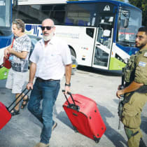  Los residentes de Kiryat Shmona son evacuados debido a la amenaza desde Líbano, a fines de octubre. En lugar de llevar la lucha al territorio enemigo, Israel se ha retirado y evacuado a alrededor de 100,000 residentes a lo largo de la frontera, afirma el escritor.