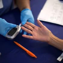  Una persona recibe una prueba de diabetes durante la clínica médica gratuita Care Harbor LA en Los Ángeles, California