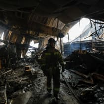  Un bombero camina entre los escombros del centro comercial destruido Galaktika que fue alcanzado por bombardeos recientes en el curso del conflicto entre Rusia y Ucrania en la ciudad de Horlivka (Gorlovka) en la región de Donetsk, Ucrania controlada por Rusia, 25 de diciembre de 2023.