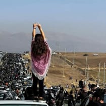  Miles de iraníes se dirigen a la tumba de Mahsa Amini en Saqqez, 26 de octubre de 2022.