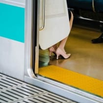 El acoso a las mujeres en los transportes públicos no sólo es grave, sino que se ha "normalizado" en muchas sociedades.