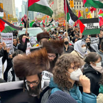  Manifestantes ondean banderas palestinas ante el consulado estadounidense en Toronto el mes pasado. Entre los manifestantes se encuentra la secta judía Neturei Karta, contraria a Israel.
