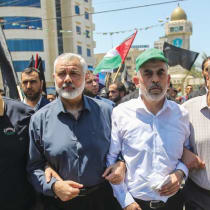 LOS LÍDERES DE HAMAS Ismail Haniyeh y Yahya Sinwar marchan para protestar contra el 'Acuerdo del Siglo' del presidente estadounidense Donald Trump, en la ciudad de Gaza en junio de 2019.