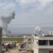  NUBES DE HUMO se elevan desde el valle libanés de Bekaa cuando fuentes libanesas informan de que al menos dos miembros de Hezbolá murieron en ataques aéreos israelíes, el mes pasado.