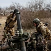  Miembros de servicio de la Legión Libertad de Rusia, dependiente del Ejército ucraniano, se preparan para disparar un mortero contra una posición militar rusa, mientras continúa la invasión rusa de Ucrania, en la región de Donetsk, Ucrania, 21 de marzo de 2023.