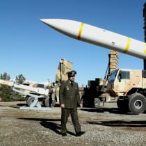 El ministro de Defensa de Irán, el general de brigada Mohammad-Reza Ashtiani, camina cerca de un misil iraní durante una ceremonia de presentación en Teherán, Irán, en esta imagen obtenida el 17 de febrero de 2024.