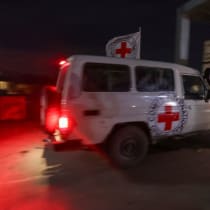  Un vehículo de la Cruz Roja que transporta rehenes secuestrados por Hamás durante el ataque del 7 de octubre contra Israel, llega a la frontera de Rafah, en medio de un acuerdo de intercambio de rehenes y prisioneros entre Hamás e Israel, en el sur de la Franja de Gaza, 28 de noviembre de 2023.