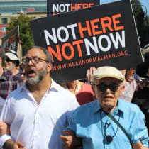 Superviviente del Holocausto Ben Stern lidera concentración contra el odio en Berkeley en agosto de 2017, junto a su hija Charlene Stern, el rabino Menachem Creditor y el rabino Yonatan Cohen.