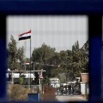  La gente se puede ver en el lado sirio del cruce de Quneitra en los Altos del Golán en la línea fronteriza entre Israel y Siria, como se ve desde su lado israelí 15 de octubre de 2018.