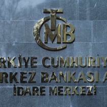  Un logotipo del Banco Central de Turquía aparece en la entrada de su sede en Ankara, Turquía, el 8 de febrero de 2024.