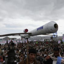  Un manifestante porta un dron simulado mientras los manifestantes, en su mayoría partidarios de los Houthi, se concentran para mostrar su apoyo a los palestinos de la Franja de Gaza, en medio del actual conflicto entre Israel y el grupo islamista palestino Hamás, en Saná, Yemen, 16 de febrero de 20
