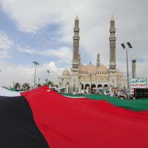  Manifestantes, en su mayoría partidarios de los Houthi, portan una bandera palestina durante una concentración en solidaridad con los palestinos de la Franja de Gaza, en Saná, Yemen, 8 de marzo de 2024.