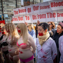  Manifestantes se reúnen durante una protesta por los crímenes y la violencia sexual contra las mujeres en la masacre del 7 de octubre, frente a la sede de las Naciones Unidas en Nueva York, el 4 de diciembre de 2023.