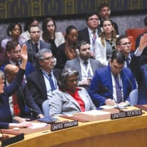  La embajadora de Estados Unidos ante las Naciones Unidas, Linda Thomas-Greenfield, flanqueada por los representantes de Argelia y Reino Unido que votaron el lunes a favor de una resolución del Consejo de Seguridad que exige un alto el fuego inmediato en Gaza y la liberación inmediata e incondiciona