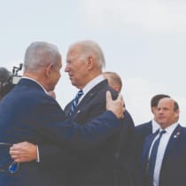  El PRESIDENTE estadounidense Joe Biden es recibido por el Primer Ministro Benjamin Netanyahu, en octubre, cuando el presidente visitó Israel tras las masacres perpetradas por Hamás.