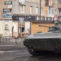  Miembros del servicio ucraniano montan un vehículo de combate de infantería BMP-2 en una calle vacía, mientras continúa el ataque de Rusia contra Ucrania, en la ciudad de Bakhmut, en la línea del frente, Ucrania, 27 de febrero de 2023.
