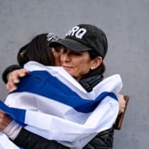 La Directora Fundadora de Momentum, Lori Palatnik, abraza a un participante en la misión.