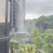  Vista desde detrás de una ventana mientras caen escombros de un edificio, durante un terremoto justo al lado de la costa oriental de Taiwán, según la Administración Meteorológica Central de Taiwán, en la ciudad de Nuevo Taipéi, Taiwán, el 3 de abril de 2024, en esta imagen fija obtenida de un vídeo