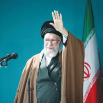 El líder supremo de Irán, el ayatolá Ali Jamenei, saluda durante una oración con motivo del final del Ramadán, en Teherán, en abril.