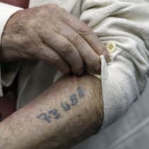 Meyer Hack, superviviente del Holocausto de origen polaco, muestra su número de prisionero tatuado en el brazo durante una rueda de prensa en el Museo del Holocausto Yad Vashem de Jerusalén el 15 de junio de 2009.