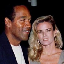  O.J. Simpson aparece con su ex mujer Nicole Simpson y sus hijos, la hija Sidney Brooke, de 9 años, y el hijo Justin, de 6, en el estreno de la película de Simpson "Naked Gun 33 1/3: The Final Insult", el 16 de marzo de 1994 en Los Ángeles.