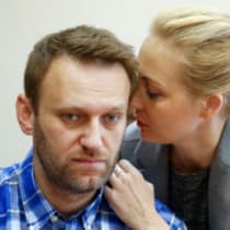 El líder opositor ruso Alexei Navalny y su esposa Yulia asisten a una audiencia en el tribunal del distrito de Lublinsky en Moscú, Rusia, 23 de abril de 2015.