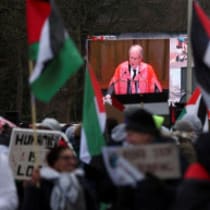 Vista de una transmisión en vivo de manifestantes pro-palestinos cerca de la Corte Internacional de Justicia (CIJ) en La Haya, Países Bajos, el 11 de enero de 2024.