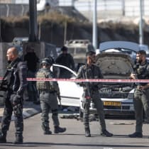  Policías y personal de seguridad en el lugar de un ataque a tiros en un puesto de control cerca de Jerusalén, 16 de noviembre de 2023.