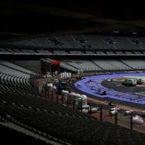  La pista de atletismo de los Juegos Olímpicos y Paralímpicos de París 2024, de dos tonos de púrpura, fabricada por Mondo Sports Flooring, está instalada dentro del estadio Stade de France, en Saint-Denis, cerca de París, Francia, el 9 de abril de 2024.