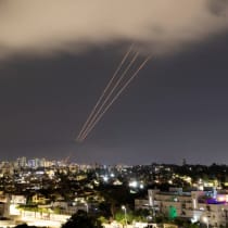  Sistema antimisiles en funcionamiento después de que Irán lanzara drones y misiles hacia Israel, visto desde Ashkelon, Israel 14 de abril de 2024.