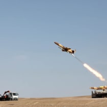  Un dron es lanzado durante un ejercicio militar en un lugar no revelado de Irán, en esta imagen de distribución obtenida el 4 de octubre de 2023.