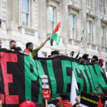 Manifestantes pro Palestina sostienen una pancarta, mientras se manifiestan frente a Downing Street en Londres, Gran Bretaña, el 12 de junio de 2021. 