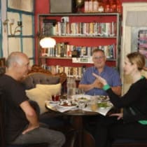 Participando en un brunch lleno de anécdotas con el propietario de Tmol Shilshom, Dan Goldberg (C): el escritor y ciclista entusiasta Barry Davis (I) y la editora de "En Jerusalén" Erica Schachne.