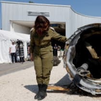 Las FDI muestran un misil balístico iraní que recuperaron del Mar Muerto después de que Irán lanzara drones y misiles hacia Israel, en la base militar de Julis, en el sur de Israel el 16 de abril de 2024.