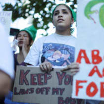 Manifestantes a favor del derecho al aborto se manifiestan tras la sentencia del Tribunal Supremo de Estados Unidos en el caso Dobbs contra la Organización de Salud de la Mujer, que anula la histórica sentencia sobre el aborto Roe contra Wade, en Los Ángeles, California, Estados Unidos, 27 de junio 