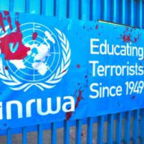 Manifestantes de Tzav 9 frente a las oficinas de la UNRWA en Jerusalén, 20 de marzo de 2024.