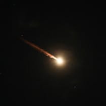  Un sistema antimisiles dispara misiles de interceptación de drones y misiles disparados desde Irán, visto sobre la ciudad cisjordana de Hebrón, el 14 de abril de 2024.