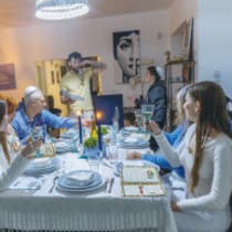 UNA FAMILIA participa en su Seder de Pascua en 2023.